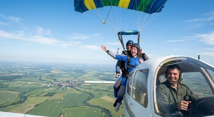 Cadeau sensations anniversaire : saut en parachute ou pilotage en 2026 ?